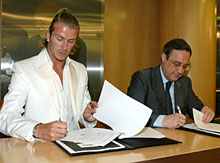 Beckham signing his 4 year contract with Real Madrid