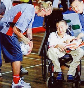 Signing an autograph to a chineese fan