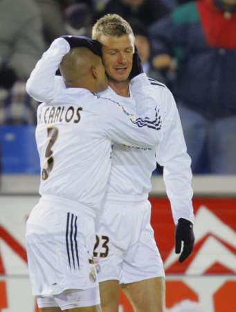 Carlos congratulates Beckham after freekick goal against Numancia